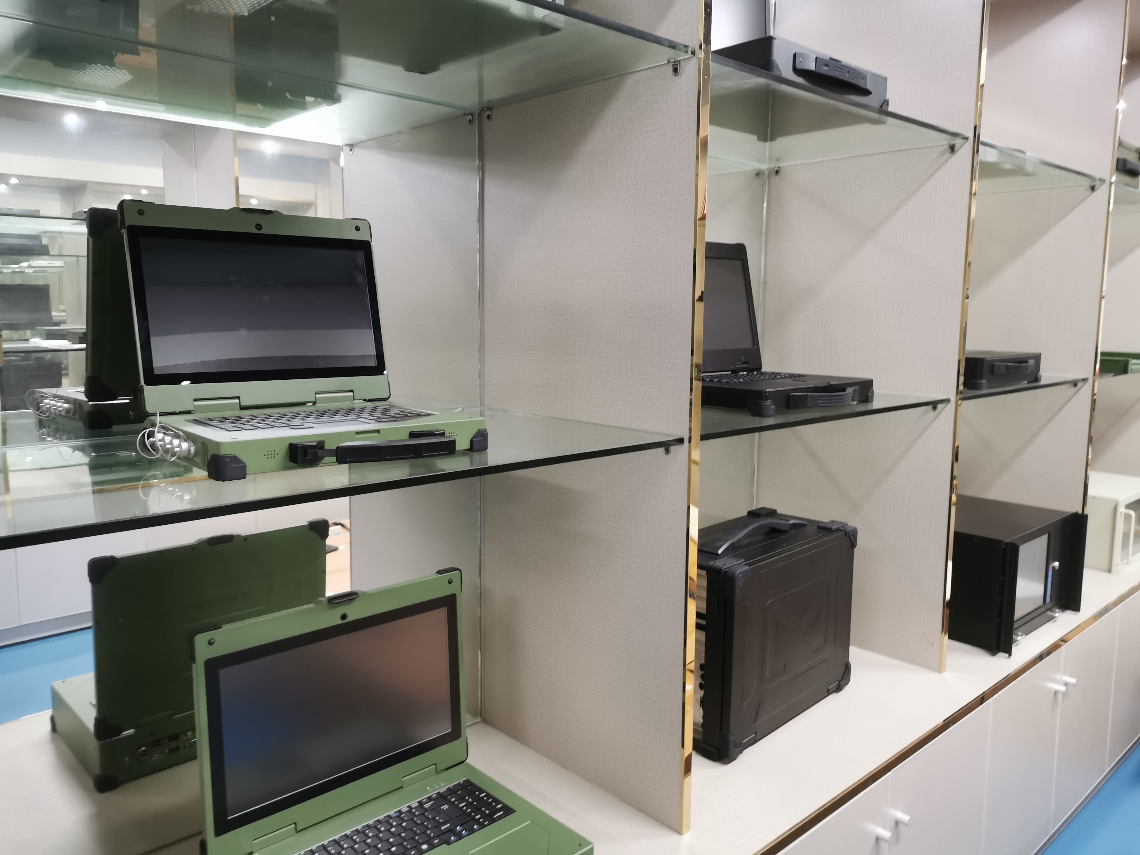 莫科連推拉自鎖連接器在軍用計算機中的應用案例